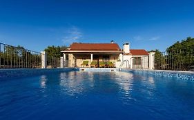 Villa Menalo